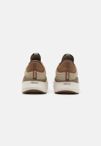 Puma SOFTRIDE MAYVE - Trainingsschoen - haute coffee/oak branch/desert dust