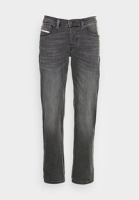 Vaqueros de mezclilla gris descolorida con diseño de pierna recta, cinco bolsillos y cierre clásico con botón en la cintura. Presenta detalles sutiles de costura.