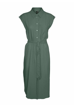 Zelena haljina s dugim rukavima, ovratnikom, kratkim rukavima, džepom na prsima i pojasom u struku. Izrađena od laganog materijala, ima opušteni kroj.