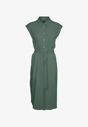 Zelena obleka na gumb s ovratnikom, kratkimi rokavi, žepom na prsih in pasom. Narejena je iz lahkotnega materiala in ima sproščen kroj.