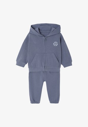 Graue Zip-Hoodie und passende Jogginghose aus weichem Baumwollmaterial. Verfügt über Fronttaschen und ein rundes Logo mit Text auf der oberen linken Seite.