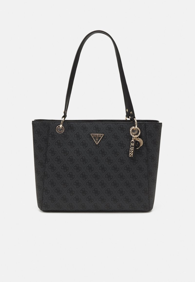 Sac cabas noir Guess avec motif monogramme, double bandoulière, plaque logo triangulaire et porte-clés de marque doré.