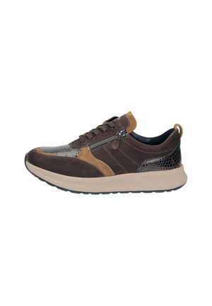 Bruine en beige sneaker met veters aan de voorkant, zijrits, gestructureerde panelen en beige zool, getoond in rechterzijaanzicht.