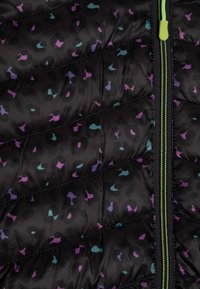 Puchowa kurtka na czarnym tle z wielokolorowym wzorem w panterkę w odcieniach purpury, turkusu i różu. Przedni zamek z zielonym akcentem.