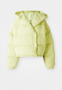 Lys gul cropped puffer-jakke med hætte, der har horisontale quiltede sektioner, elastiske manchetter og en glat, blank overflade.