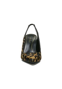 Pumps mit Leopardenmuster und Slingback, spitz zulaufend, mit schwarzen Lederakzenten und hohen Absätzen. Schwarze Innensohle mit goldfarbener Logodetaillierung.