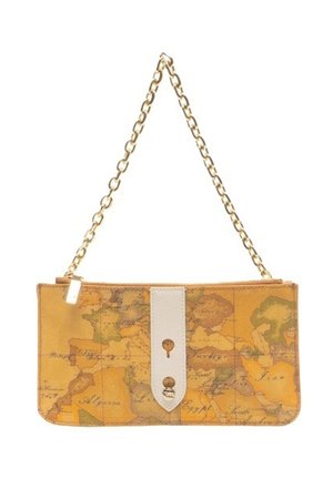 Piccola borsa rettangolare con stampa vintage della mappa del mondo, tracolla in pelle beige con fibbia e manico a catena dorata.