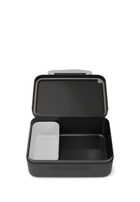 Schwarze Bento-Box mit einem herausnehmbaren weißen Trenner, rechteckige Form, glatte Textur und einem grauen Klappdeckel. Sauberes, minimalistisches Design.