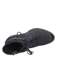 Botín de ante negro hasta el tobillo con diseño de cordones, puntera redonda y suela de goma con un patrón de relieve distintivo. Acolchado interior suave.