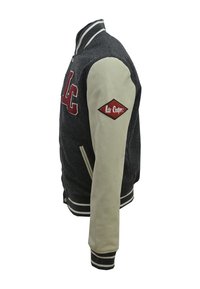 Szara varsityka z wełny z białymi skórzanymi rękawami. Zawiera czerwony haftowany emblemat "LC" oraz naszywkę logo na lewym rękawie. Żebrowany kołnierz i mankiety.