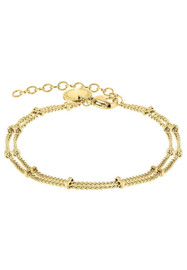 Bracciale in oro con maglie attorcigliate, piccole perline decorative e una chiusura regolabile con un'etichetta rotonda.