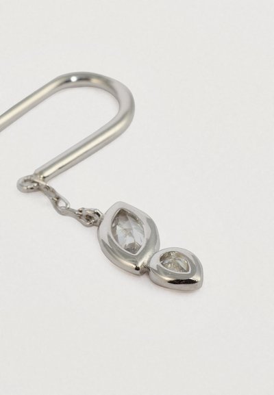 Ezüst fém fülbevaló kampó két tiszta, marquise csiszolású kővel; a nagyobb követ sima, ovális keret veszi körül.