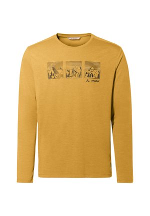 T-shirt à manches longues jaune en coton doux, avec un graphique frontal représentant trois panneaux de paysage en noir, marqué "VAUDE."