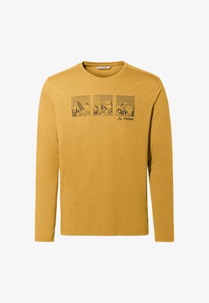 T-shirt à manches longues jaune en coton doux, avec un graphique frontal représentant trois panneaux de paysage en noir, marqué "VAUDE."