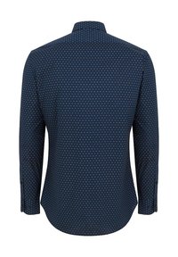 Granatowa koszula z długim rękawem i kołnierzykiem zapinanym na guziki, z drobnym okrągłym wzorem w czerwono-białe, wykonana z gładkiego materiału.