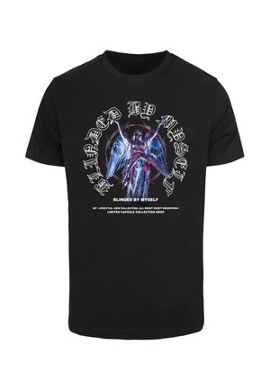 Tricou negru din bumbac, prezentând un grafic complicat al unui înger, cu text alb îndrăzneț care spune "ORBITE DE MINE ÎNSUMI" în jurul designului.