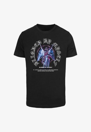 Tricou negru din bumbac, prezentând un grafic complicat al unui înger, cu text alb îndrăzneț care spune "ORBITE DE MINE ÎNSUMI" în jurul designului.