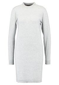 Abito in maglia grigia con colletto alto, maniche lunghe e polsini a coste. Texture liscia, design fino al ginocchio.