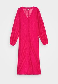 Abito rosa a maniche lunghe realizzato in pizzo con scollatura a V e chiusura frontale con bottoni. Presenta maniche arricciate e una silhouette dritta.