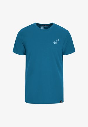 Teal katoenen T-shirt met een ronde hals, korte mouwen en een klein wit logo op de linkerborst. Etiket met logo zichtbaar aan de onderlinkerkant.