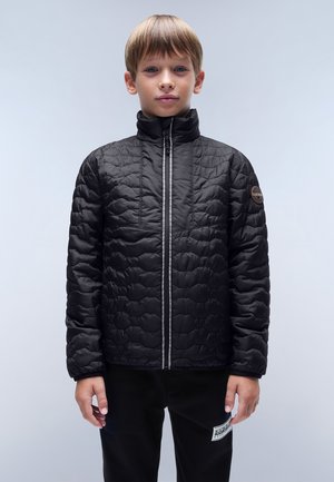 Zwarte gewatteerde jas met hoge kraag, ritssluiting aan de voorkant en een textuurpatroon, gecombineerd met zwarte broek met een logopatch.