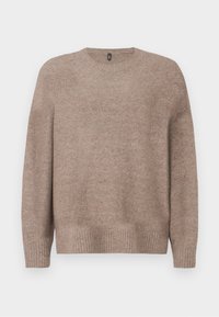 Beige strikket genser med rund hals, lange ermer, ribbestrikket nederkant og mansjetter, med en myk, teksturert finish.