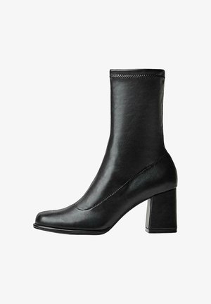 Schwarze Stiefeletten aus glattem Leder mit quadratem Zehenbereich und Blockabsatz, verziert mit subtilen Steppnähten entlang der Nähte.