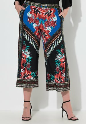 Černé culottes s živými květinovými vzory v červené a zelené, modré akcenty a dekorativní třásně na spodním lemu. Design s širokými nohavicemi.