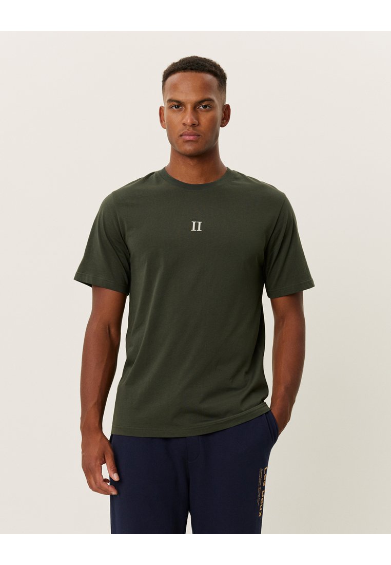 Mørkegrøn kortærmet t-shirt lavet af glat stof, med et centreret "II" design i lys grå. Casual pasform og rund hals.