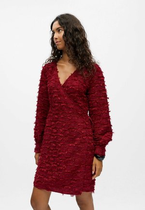 MIT V-AUSSCHNITT TEXTURED - Robe de jour - karanda red
