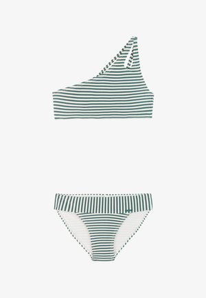 Groen-wit gestreepte tweedelige badkleding met een asymmetrische top en een bikini broekje met hoge taille, plat gelegd op een witte achtergrond.