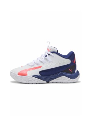 Zapatilla deportiva blanca y azul marino con detalles en coral, cordones delanteros, suela texturizada y logo de Puma en el lateral y en la lengüeta.