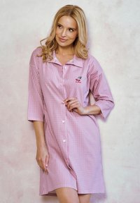 Różowa koszula nocna w kratkę gingham z kołnierzykiem, rękawami do łokcia i zapinana na guziki z przodu. Na lewej piersi haftowane wiśnie.