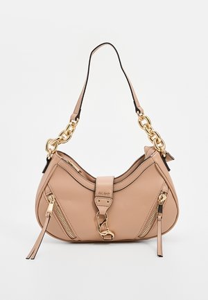 Sac à main en cuir beige avec bandoulière chaîne dorée, deux poches avant zippées avec pompons et détail de fermoir central.