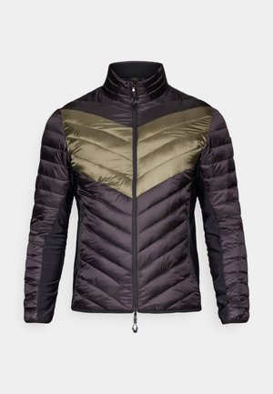 Fújható dzseki fekete testtel, olívazöld cikkcakk részlettel a mellrészen, és magas gallérral. Cipzáros zsebekkel és texturált anyaggal rendelkezik.