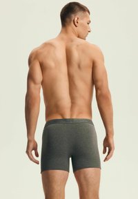 Męskie ciemnoszare bawełniane bokserki o dopasowanym kroju, z wygodnym pasem i miękką teksturą, widoczne od tyłu.