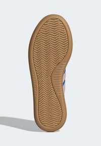 Potplat tenisice od smešane gume u smešanoj boji sa uzorkom riblje kosti, dizajniran za prianjanje i izdržljivost. Glatke ivice i zaobljen vrh.