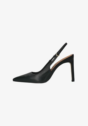 Zwarte leren slingback pump met spitse neus, een uitgesneden ontwerp en een hoge stilettohak. De band heeft een verstelbare gespsluiting.