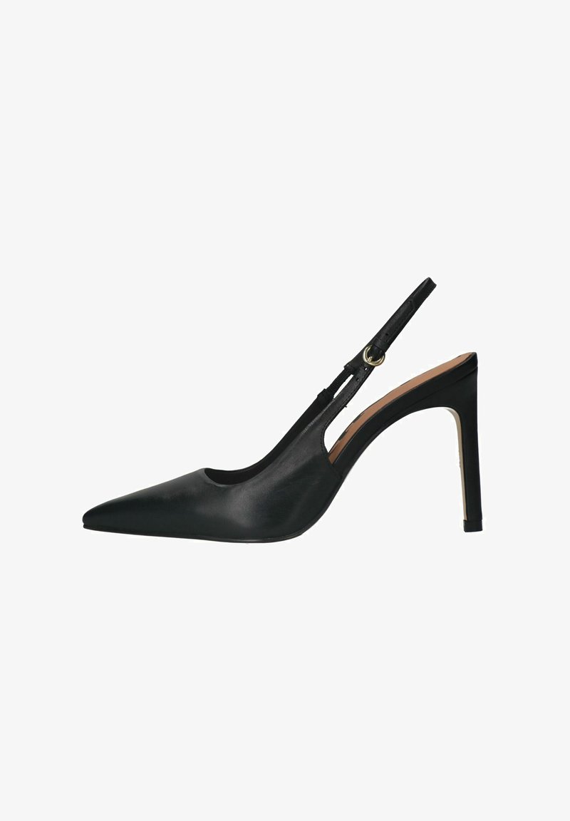 Pompe slingback en cuir noir avec un bout pointu, un design découpé et un haut talon aiguille. La bride présente un détail de boucle réglable.