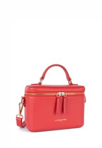 Borsa a mano rossa in pelle con finitura testurizzata, chiusura a zip, manico superiore e tracolla removibile. Dettagli in oro e logo.