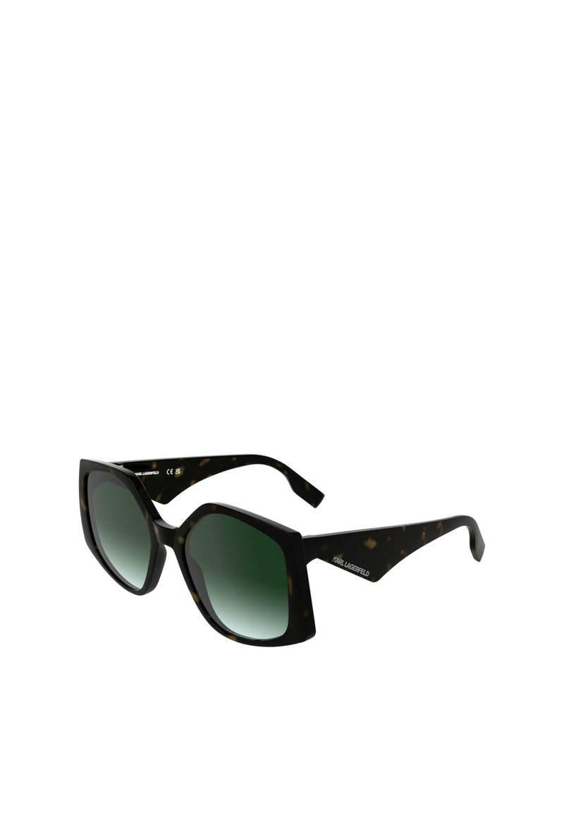 Zonnebril met een octagonale montuur in zwart en schildpadpatroon, uitgerust met donker groene gradient lenzen en slanke pootjes.