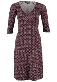 Omslagsklänning i mörk burgunder med ett geometriskt mönster i marinblått och vitt. Har trekvartsärmar och en figursydd midja.