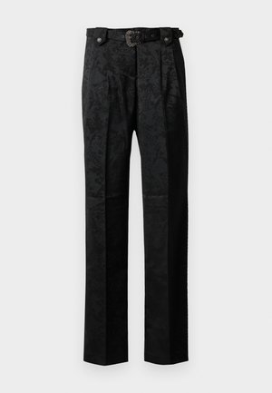 Calças formais pretas com um padrão floral subtil, pregas frontais, passantes para cinto e um cinto decorativo com fivela sobre um fundo simples.