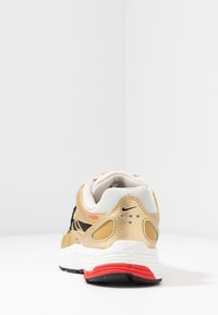 Nike Sportswear W NIKE P-3000 CNCPT - Sportcipő - light bone/summit white/metallic gold/university red/black