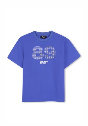 T-shirt à manches courtes bleu DKNY avec texte blanc "DKNY EST. 1989" et grand logo "DK" composé de répétitions du texte "NEW YORK" sur le devant.