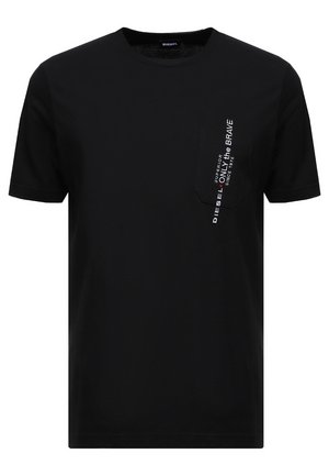T-shirt nera a maniche corte con scollo rotondo, piccolo taschino sul petto e testo verticale bianco con la scritta "DIESEL ONLY the BRAVE SINCE 1978".