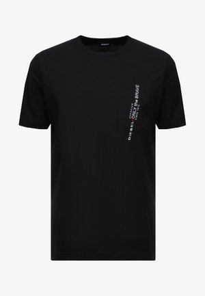 Schwarzes kurzärmeliges T-Shirt mit Rundhalsausschnitt, kleiner Brusttasche und weißem vertikalem Text mit dem Schriftzug "DIESEL ONLY the BRAVE SINCE 1978".