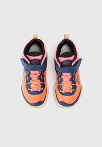 Keen Kinder-Sportschuhe in lebhaftem Orange, Pink und Marineblau. Mit einem Obermaterial aus Mesh, gepolstertem Kragen, Klettverschluss und Gummiaußensohle für besseren Halt.