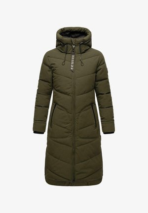 Maslinasto zeleni kaput s podstavom i kapuljačom, s zatvaranjem na patentni zatvarač, dva džepa s patentnim zatvaračem i elastičnim manžetama. Teksturirani, prošiveni dizajn kroz cijeli kaput.