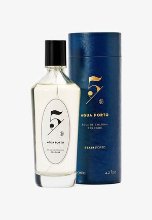 Klares Glasfläschchen mit schwarzem Deckel, versehen mit einem weißen Etikett mit schwarzem Text. Begleitet von einer blauen zylindrischen Box mit goldenen Akzenten.